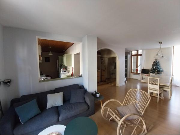 Investissement: IMMEUBLE de rapport 5.5 % environ. Composé de deux appartements et d'un fond de commerce