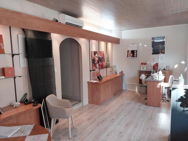 Investissement: IMMEUBLE de rapport 5.5 % environ. Composé de deux appartements et d'un fond de commerce