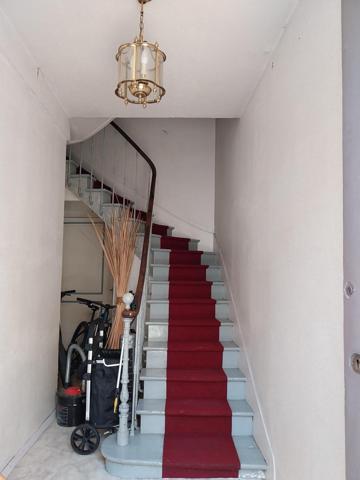 Investissement: IMMEUBLE de rapport 5.5 % environ. Composé de deux appartements et d'un fond de commerce