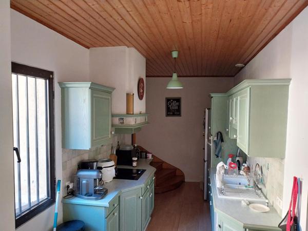 Investissement: IMMEUBLE de rapport 5.5 % environ. Composé de deux appartements et d'un fond de commerce