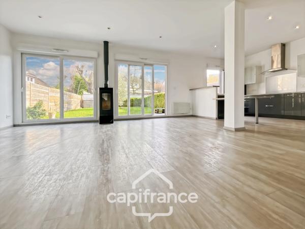 Maison familiale contemporaine, 145 m2, 4 chambres, en excellent état, sous-sol total, quartier Grand Val, proche gare, écoles, commerces, à Sucy-en-brie