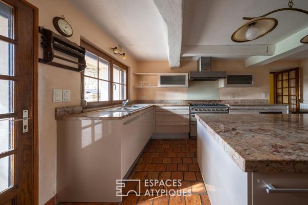 Charmante maison en pierre avec vue et détente à la piscine