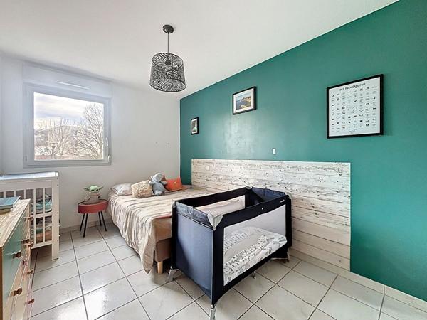 Spacieux appartement de type 3 de 77 m² avec garage, vue dégagée et ascenseur