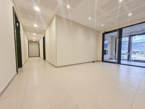 Marnaz (74460) T2 DE 45 M² A LOUER - TERRASSE ET JARDIN + PLACE DE PARKING EN S/SOL - NOUVELLE RESIDENCE A MARNAZ