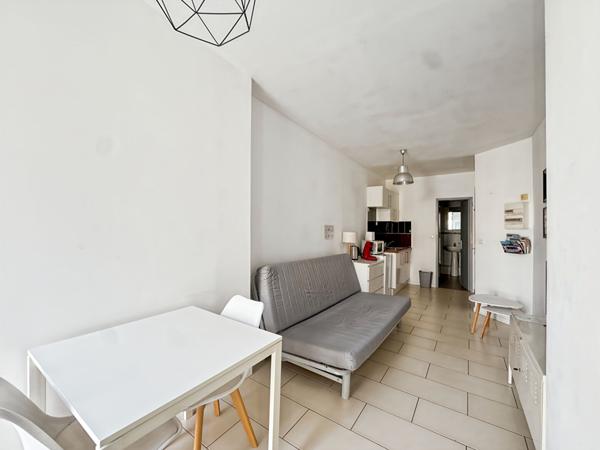 A LOUER STUDIO MEUBLÉ avec Balcon La Canebière 13001 Marseille