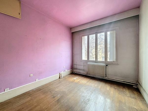 Lyon (69008) LYON 8 - FACE MANUFACTURE - IMMEUBLE 190 M2 AVEC PERMIS OBTENU