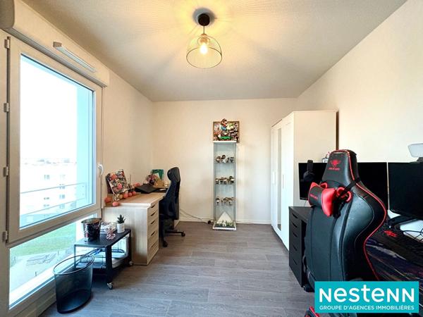 Appartement T3 - PROCHE CARRÉ DE SOIE, DERNIER ÉTAGE, GARAGE, BALCON