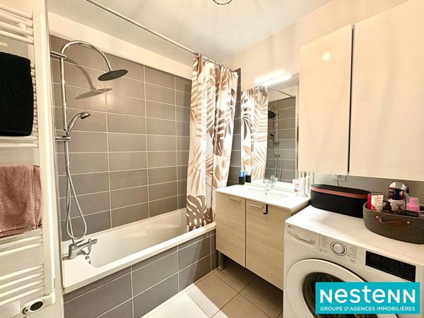 Appartement T3 - PROCHE CARRÉ DE SOIE, DERNIER ÉTAGE, GARAGE, BALCON