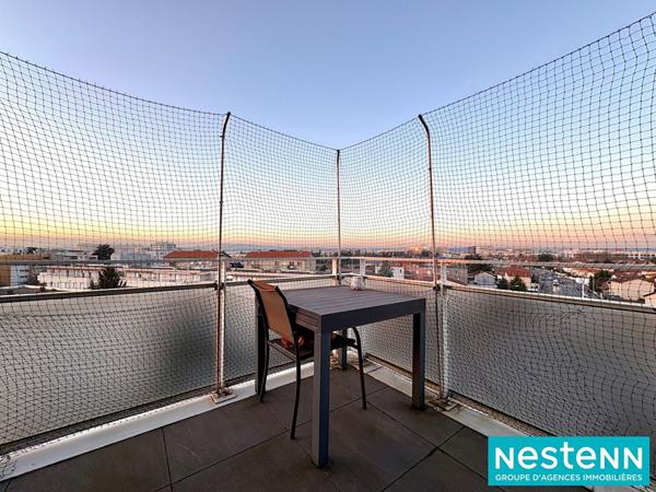 Appartement T3 - PROCHE CARRÉ DE SOIE, DERNIER ÉTAGE, GARAGE, BALCON