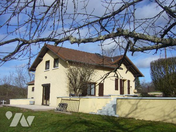 MAISON EN MONTAGNE BOURBONNAISE SURPLOMBANT UNE RIVIERE