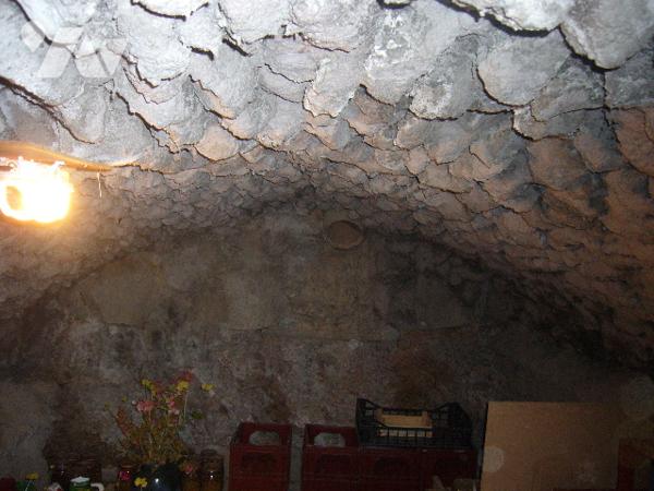 MAISON EN MONTAGNE BOURBONNAISE SURPLOMBANT UNE RIVIERE