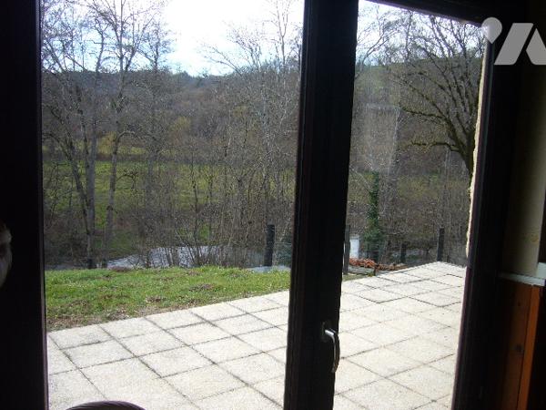 MAISON EN MONTAGNE BOURBONNAISE SURPLOMBANT UNE RIVIERE