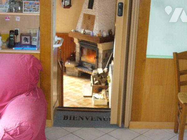 MAISON EN MONTAGNE BOURBONNAISE SURPLOMBANT UNE RIVIERE