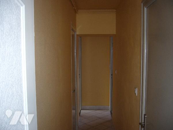 MAISON EN MONTAGNE BOURBONNAISE SURPLOMBANT UNE RIVIERE