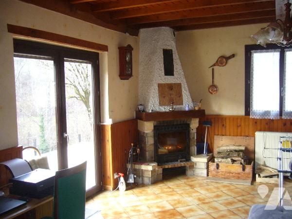 MAISON EN MONTAGNE BOURBONNAISE SURPLOMBANT UNE RIVIERE