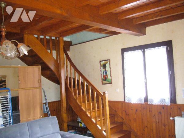 MAISON EN MONTAGNE BOURBONNAISE SURPLOMBANT UNE RIVIERE