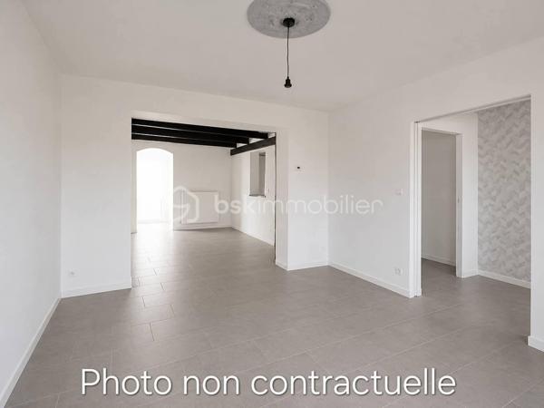 Maison de ville composée d'un salon, séjour, cuisine à équiper, une salle de douche au rez-de-chaussée.
A l'étage, un palier dessert 3 chambres, les combles sont aménagées et vous offre une 4ème chambre.
Une cave pour stockage et une cour de 42m2.
++ : Toiture 8 ans, chaudière 4 ans