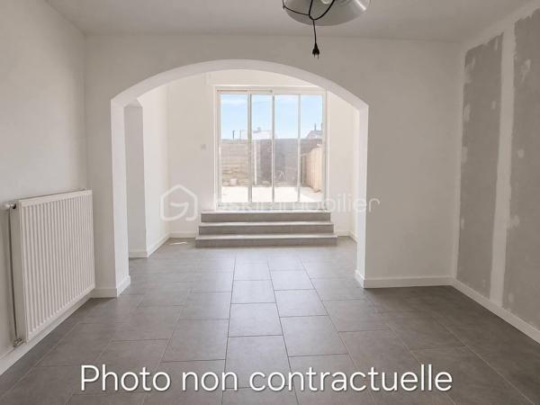 Maison de ville composée d'un salon, séjour, cuisine à équiper, une salle de douche au rez-de-chaussée.
A l'étage, un palier dessert 3 chambres, les combles sont aménagées et vous offre une 4ème chambre.
Une cave pour stockage et une cour de 42m2.
++ : Toiture 8 ans, chaudière 4 ans