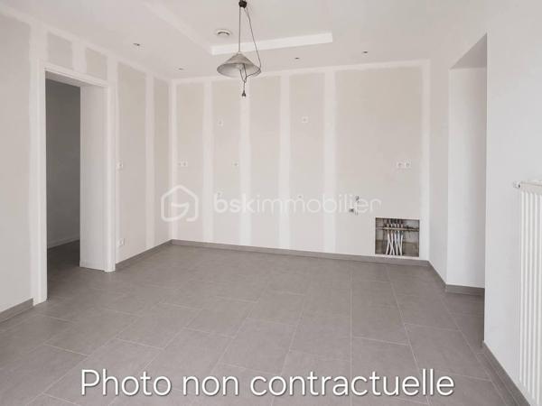 Maison de ville composée d'un salon, séjour, cuisine à équiper, une salle de douche au rez-de-chaussée.
A l'étage, un palier dessert 3 chambres, les combles sont aménagées et vous offre une 4ème chambre.
Une cave pour stockage et une cour de 42m2.
++ : Toiture 8 ans, chaudière 4 ans