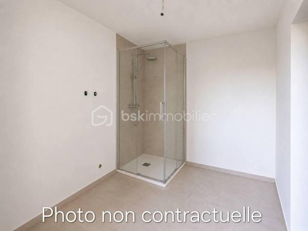 Maison de ville composée d'un salon, séjour, cuisine à équiper, une salle de douche au rez-de-chaussée.
A l'étage, un palier dessert 3 chambres, les combles sont aménagées et vous offre une 4ème chambre.
Une cave pour stockage et une cour de 42m2.
++ : Toiture 8 ans, chaudière 4 ans