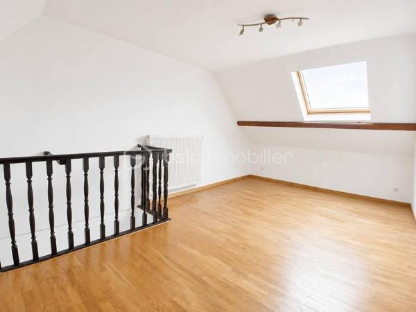 Maison de ville composée d'un salon, séjour, cuisine à équiper, une salle de douche au rez-de-chaussée.
A l'étage, un palier dessert 3 chambres, les combles sont aménagées et vous offre une 4ème chambre.
Une cave pour stockage et une cour de 42m2.
++ : Toiture 8 ans, chaudière 4 ans