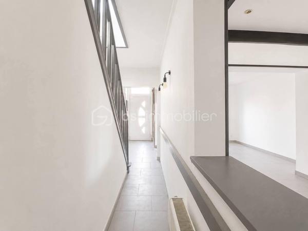 Maison de ville composée d'un salon, séjour, cuisine à équiper, une salle de douche au rez-de-chaussée.
A l'étage, un palier dessert 3 chambres, les combles sont aménagées et vous offre une 4ème chambre.
Une cave pour stockage et une cour de 42m2.
++ : Toiture 8 ans, chaudière 4 ans