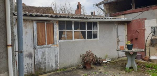 DESCARTES centre Maison à RETAPER +cour +garage