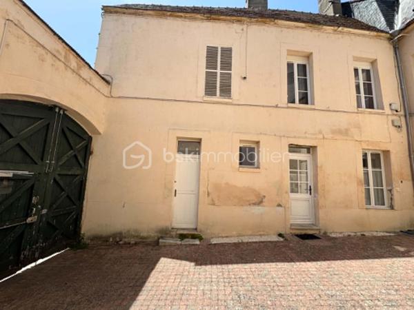 EN EXCLUSIVITÉ - Idéalement situé en plein coeur de Montargis, dans une petite copropriété, je vous invite à découvrir cet appartement en rez-de-chaussée de type F2 de 43,14 m² (avec possibilité d'agrandir la surface habitable de 5.36 m²) bénéficiant d'une entrée sur cour commune, offrant un environnement calme ainsi qu'un emplacement privilégié, à proximité immédiate des commerces, des écoles, des transports et de toutes les commodités.
L'appartement se compose comme suit :
Entrée sur séjour, cuisine avec coin cellier, 1 chambre, 1 salle d'eau, wc indépendant.
1 garage.
Ses atouts : entrée sécurisée par digicode, petite copropriété, faible charges (eau froide comprise), environnement calme, emplacement recherché en centre-ville, appartement lumineux, pièces spacieuses, menuiseries double vitrage.
Pour plus de renseignements ou pour organiser une visite, contactez moi !!