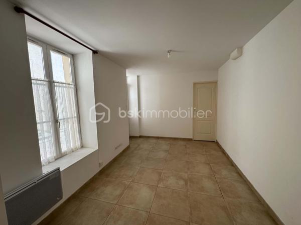 EN EXCLUSIVITÉ - Idéalement situé en plein coeur de Montargis, dans une petite copropriété, je vous invite à découvrir cet appartement en rez-de-chaussée de type F2 de 43,14 m² (avec possibilité d'agrandir la surface habitable de 5.36 m²) bénéficiant d'une entrée sur cour commune, offrant un environnement calme ainsi qu'un emplacement privilégié, à proximité immédiate des commerces, des écoles, des transports et de toutes les commodités.
L'appartement se compose comme suit :
Entrée sur séjour, cuisine avec coin cellier, 1 chambre, 1 salle d'eau, wc indépendant.
1 garage.
Ses atouts : entrée sécurisée par digicode, petite copropriété, faible charges (eau froide comprise), environnement calme, emplacement recherché en centre-ville, appartement lumineux, pièces spacieuses, menuiseries double vitrage.
Pour plus de renseignements ou pour organiser une visite, contactez moi !!