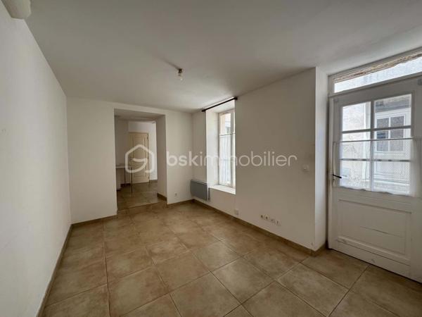 EN EXCLUSIVITÉ - Idéalement situé en plein coeur de Montargis, dans une petite copropriété, je vous invite à découvrir cet appartement en rez-de-chaussée de type F2 de 43,14 m² (avec possibilité d'agrandir la surface habitable de 5.36 m²) bénéficiant d'une entrée sur cour commune, offrant un environnement calme ainsi qu'un emplacement privilégié, à proximité immédiate des commerces, des écoles, des transports et de toutes les commodités.
L'appartement se compose comme suit :
Entrée sur séjour, cuisine avec coin cellier, 1 chambre, 1 salle d'eau, wc indépendant.
1 garage.
Ses atouts : entrée sécurisée par digicode, petite copropriété, faible charges (eau froide comprise), environnement calme, emplacement recherché en centre-ville, appartement lumineux, pièces spacieuses, menuiseries double vitrage.
Pour plus de renseignements ou pour organiser une visite, contactez moi !!