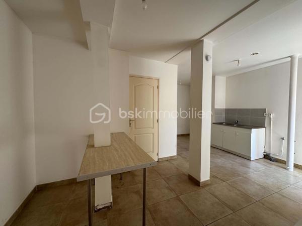 EN EXCLUSIVITÉ - Idéalement situé en plein coeur de Montargis, dans une petite copropriété, je vous invite à découvrir cet appartement en rez-de-chaussée de type F2 de 43,14 m² (avec possibilité d'agrandir la surface habitable de 5.36 m²) bénéficiant d'une entrée sur cour commune, offrant un environnement calme ainsi qu'un emplacement privilégié, à proximité immédiate des commerces, des écoles, des transports et de toutes les commodités.
L'appartement se compose comme suit :
Entrée sur séjour, cuisine avec coin cellier, 1 chambre, 1 salle d'eau, wc indépendant.
1 garage.
Ses atouts : entrée sécurisée par digicode, petite copropriété, faible charges (eau froide comprise), environnement calme, emplacement recherché en centre-ville, appartement lumineux, pièces spacieuses, menuiseries double vitrage.
Pour plus de renseignements ou pour organiser une visite, contactez moi !!