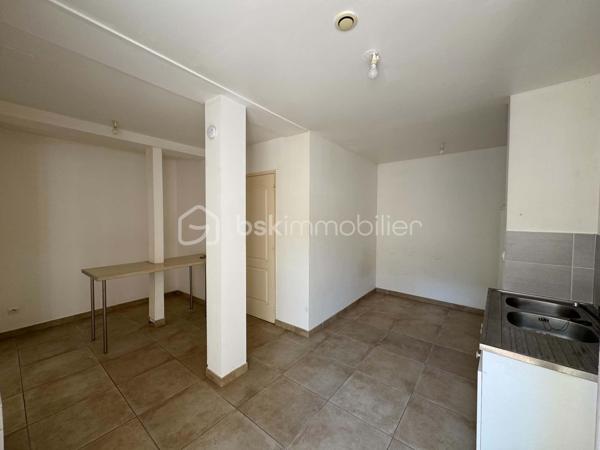 EN EXCLUSIVITÉ - Idéalement situé en plein coeur de Montargis, dans une petite copropriété, je vous invite à découvrir cet appartement en rez-de-chaussée de type F2 de 43,14 m² (avec possibilité d'agrandir la surface habitable de 5.36 m²) bénéficiant d'une entrée sur cour commune, offrant un environnement calme ainsi qu'un emplacement privilégié, à proximité immédiate des commerces, des écoles, des transports et de toutes les commodités.
L'appartement se compose comme suit :
Entrée sur séjour, cuisine avec coin cellier, 1 chambre, 1 salle d'eau, wc indépendant.
1 garage.
Ses atouts : entrée sécurisée par digicode, petite copropriété, faible charges (eau froide comprise), environnement calme, emplacement recherché en centre-ville, appartement lumineux, pièces spacieuses, menuiseries double vitrage.
Pour plus de renseignements ou pour organiser une visite, contactez moi !!