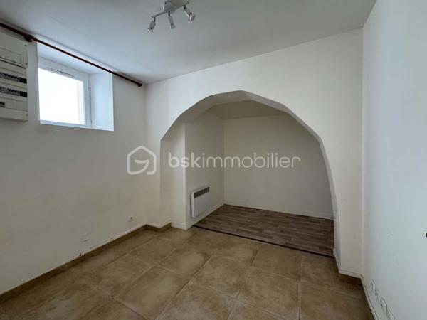 EN EXCLUSIVITÉ - Idéalement situé en plein coeur de Montargis, dans une petite copropriété, je vous invite à découvrir cet appartement en rez-de-chaussée de type F2 de 43,14 m² (avec possibilité d'agrandir la surface habitable de 5.36 m²) bénéficiant d'une entrée sur cour commune, offrant un environnement calme ainsi qu'un emplacement privilégié, à proximité immédiate des commerces, des écoles, des transports et de toutes les commodités.
L'appartement se compose comme suit :
Entrée sur séjour, cuisine avec coin cellier, 1 chambre, 1 salle d'eau, wc indépendant.
1 garage.
Ses atouts : entrée sécurisée par digicode, petite copropriété, faible charges (eau froide comprise), environnement calme, emplacement recherché en centre-ville, appartement lumineux, pièces spacieuses, menuiseries double vitrage.
Pour plus de renseignements ou pour organiser une visite, contactez moi !!