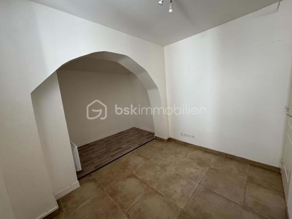 EN EXCLUSIVITÉ - Idéalement situé en plein coeur de Montargis, dans une petite copropriété, je vous invite à découvrir cet appartement en rez-de-chaussée de type F2 de 43,14 m² (avec possibilité d'agrandir la surface habitable de 5.36 m²) bénéficiant d'une entrée sur cour commune, offrant un environnement calme ainsi qu'un emplacement privilégié, à proximité immédiate des commerces, des écoles, des transports et de toutes les commodités.
L'appartement se compose comme suit :
Entrée sur séjour, cuisine avec coin cellier, 1 chambre, 1 salle d'eau, wc indépendant.
1 garage.
Ses atouts : entrée sécurisée par digicode, petite copropriété, faible charges (eau froide comprise), environnement calme, emplacement recherché en centre-ville, appartement lumineux, pièces spacieuses, menuiseries double vitrage.
Pour plus de renseignements ou pour organiser une visite, contactez moi !!