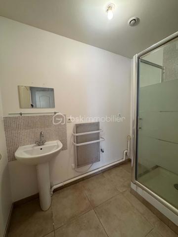 EN EXCLUSIVITÉ - Idéalement situé en plein coeur de Montargis, dans une petite copropriété, je vous invite à découvrir cet appartement en rez-de-chaussée de type F2 de 43,14 m² (avec possibilité d'agrandir la surface habitable de 5.36 m²) bénéficiant d'une entrée sur cour commune, offrant un environnement calme ainsi qu'un emplacement privilégié, à proximité immédiate des commerces, des écoles, des transports et de toutes les commodités.
L'appartement se compose comme suit :
Entrée sur séjour, cuisine avec coin cellier, 1 chambre, 1 salle d'eau, wc indépendant.
1 garage.
Ses atouts : entrée sécurisée par digicode, petite copropriété, faible charges (eau froide comprise), environnement calme, emplacement recherché en centre-ville, appartement lumineux, pièces spacieuses, menuiseries double vitrage.
Pour plus de renseignements ou pour organiser une visite, contactez moi !!