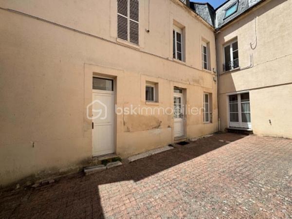 EN EXCLUSIVITÉ - Idéalement situé en plein coeur de Montargis, dans une petite copropriété, je vous invite à découvrir cet appartement en rez-de-chaussée de type F2 de 43,14 m² (avec possibilité d'agrandir la surface habitable de 5.36 m²) bénéficiant d'une entrée sur cour commune, offrant un environnement calme ainsi qu'un emplacement privilégié, à proximité immédiate des commerces, des écoles, des transports et de toutes les commodités.
L'appartement se compose comme suit :
Entrée sur séjour, cuisine avec coin cellier, 1 chambre, 1 salle d'eau, wc indépendant.
1 garage.
Ses atouts : entrée sécurisée par digicode, petite copropriété, faible charges (eau froide comprise), environnement calme, emplacement recherché en centre-ville, appartement lumineux, pièces spacieuses, menuiseries double vitrage.
Pour plus de renseignements ou pour organiser une visite, contactez moi !!