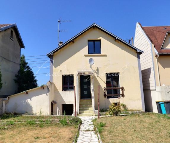 Petite maison rénovée Sté Cécile avec jardin, garage, sous-sol et dépendances