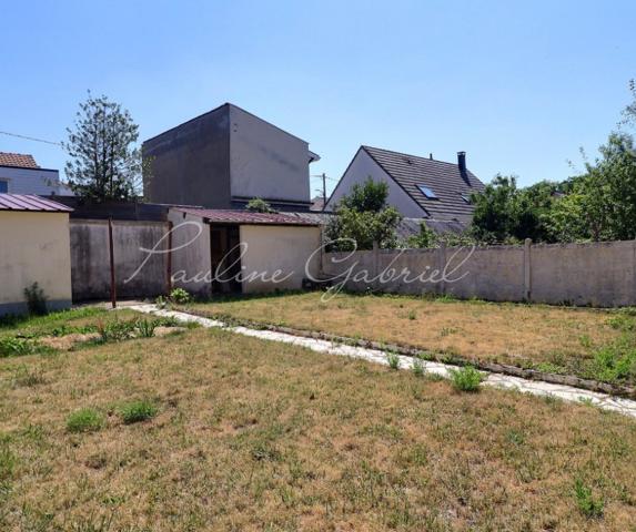 Petite maison rénovée Sté Cécile avec jardin, garage, sous-sol et dépendances