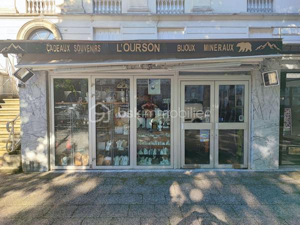 À la vente, sur la commune de Bagnères-de-Luchon, 
ce local commercial de 64m² en rez-de-chaussée, 
composé comme suit:

Un magasin en deux salles attenantes, surface totale de 45m²
Une réserve avec toilettes de 19m²
Une extension sur le trottoir de 24m², en location à la mairie de 250 €/an.

Ce local est idéalement situé au bout de l'allée d'ÉTIGNY.
Un lieu de passage extrêmement fréquenté par les curistes qui vont aux thermes 
et les touristes qui vont flâner au parc et au lac des Quinconces.

Grâce à son implantation sur cette avenue très fréquentée, les revenus sont très satisfaisants.
Seule condition à l'achat de ce local commercial : 
ne pas exercer d'activité de restauration, de bar ou de salon de thé.
Compter en plus de l'achat du local un loyer de 830€/mois, 
plus 250€/an de taxes copropriété.

Situé dans une ville très connue, très touristique, aux nombreuses activités sportives : 
l'été, car entourée de montagnes, 
l'hiver, grâce à ces stations de ski toutes proches, 
et son établissement thermal dont la réputation n'est plus à faire.

Une ville qui se modernise pour accueillir encore plus de touristes et de curistes.
Rénovation et agrandissement des thermes, ouverture d'un nouveau centre de balnéo.
Mise en service d'une nouvelle télécabine pour accéder à la station de ski de Superbagnères, 
et réaménagement de la ligne de chemin de fer Toulouse-Bagnères-de-Luchon.
Une opportunité qui peut intéresser des personnes qui veulent ouvrir un commerce et développer une activité dans cette région attractive.

Honoraires à la charge de l'acquéreur.

Pour tout renseignement complémentaire, n'hésitez pas à me contacter au : 06 84 99 58 48.

Cette annonce immobilière a été rédigée par l'agent commercial Pierre SICCARD immatriculé au RSAC de Toulouse sous le numéro 917 986 242 et titulaire de la carte de démarchage immobilier, pour le compte de la société BSK immobilier.