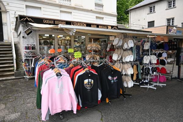 À la vente, sur la commune de Bagnères-de-Luchon, 
ce local commercial de 64m² en rez-de-chaussée, 
composé comme suit:

Un magasin en deux salles attenantes, surface totale de 45m²
Une réserve avec toilettes de 19m²
Une extension sur le trottoir de 24m², en location à la mairie de 250 €/an.

Ce local est idéalement situé au bout de l'allée d'ÉTIGNY.
Un lieu de passage extrêmement fréquenté par les curistes qui vont aux thermes 
et les touristes qui vont flâner au parc et au lac des Quinconces.

Grâce à son implantation sur cette avenue très fréquentée, les revenus sont très satisfaisants.
Seule condition à l'achat de ce local commercial : 
ne pas exercer d'activité de restauration, de bar ou de salon de thé.
Compter en plus de l'achat du local un loyer de 830€/mois, 
plus 250€/an de taxes copropriété.

Situé dans une ville très connue, très touristique, aux nombreuses activités sportives : 
l'été, car entourée de montagnes, 
l'hiver, grâce à ces stations de ski toutes proches, 
et son établissement thermal dont la réputation n'est plus à faire.

Une ville qui se modernise pour accueillir encore plus de touristes et de curistes.
Rénovation et agrandissement des thermes, ouverture d'un nouveau centre de balnéo.
Mise en service d'une nouvelle télécabine pour accéder à la station de ski de Superbagnères, 
et réaménagement de la ligne de chemin de fer Toulouse-Bagnères-de-Luchon.
Une opportunité qui peut intéresser des personnes qui veulent ouvrir un commerce et développer une activité dans cette région attractive.

Honoraires à la charge de l'acquéreur.

Pour tout renseignement complémentaire, n'hésitez pas à me contacter au : 06 84 99 58 48.

Cette annonce immobilière a été rédigée par l'agent commercial Pierre SICCARD immatriculé au RSAC de Toulouse sous le numéro 917 986 242 et titulaire de la carte de démarchage immobilier, pour le compte de la société BSK immobilier.