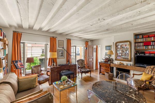 Place des Vosges, un élégant appartement dans un hôtel particulier - PARIS