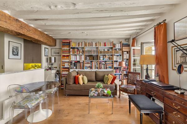 Place des Vosges, un élégant appartement dans un hôtel particulier - PARIS
