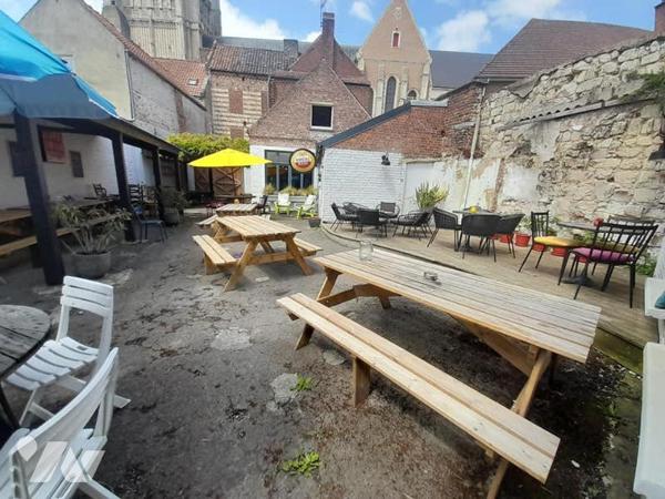 Mur et fonds de commerce.