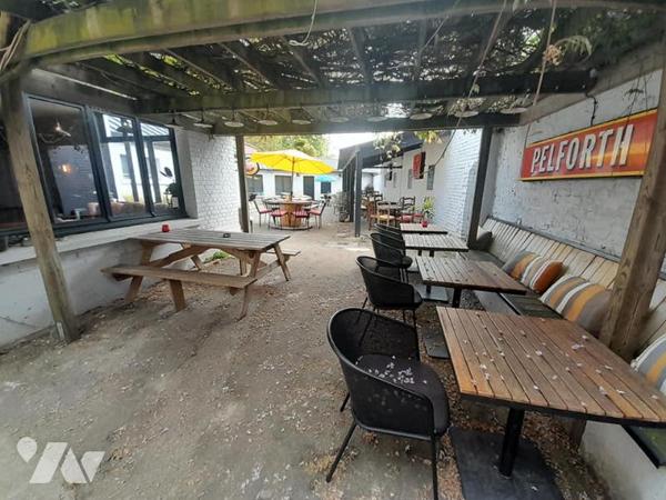 Mur et fonds de commerce.