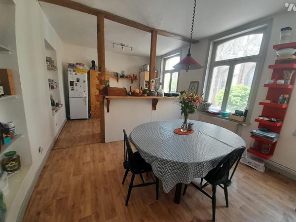 Mur et fonds de commerce.