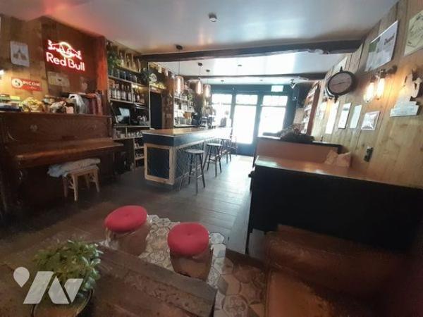 Mur et fonds de commerce.