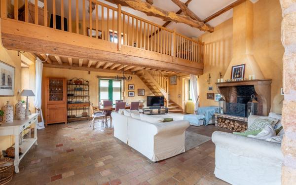 Maison à vendre    5 pièces • 212 m2 Pouilly-le-Monial