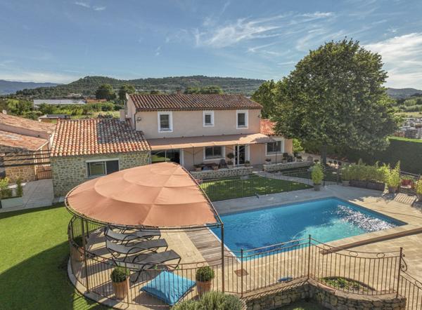 Villelaure (84530) Propriété composée de 2 habitations sur une très jolie parcelle arborée.