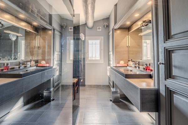 Villelaure (84530) Propriété composée de 2 habitations sur une très jolie parcelle arborée.