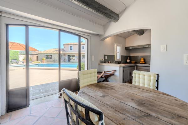 Villelaure (84530) Propriété composée de 2 habitations sur une très jolie parcelle arborée.